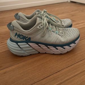 hoka women’s sneakers size 6